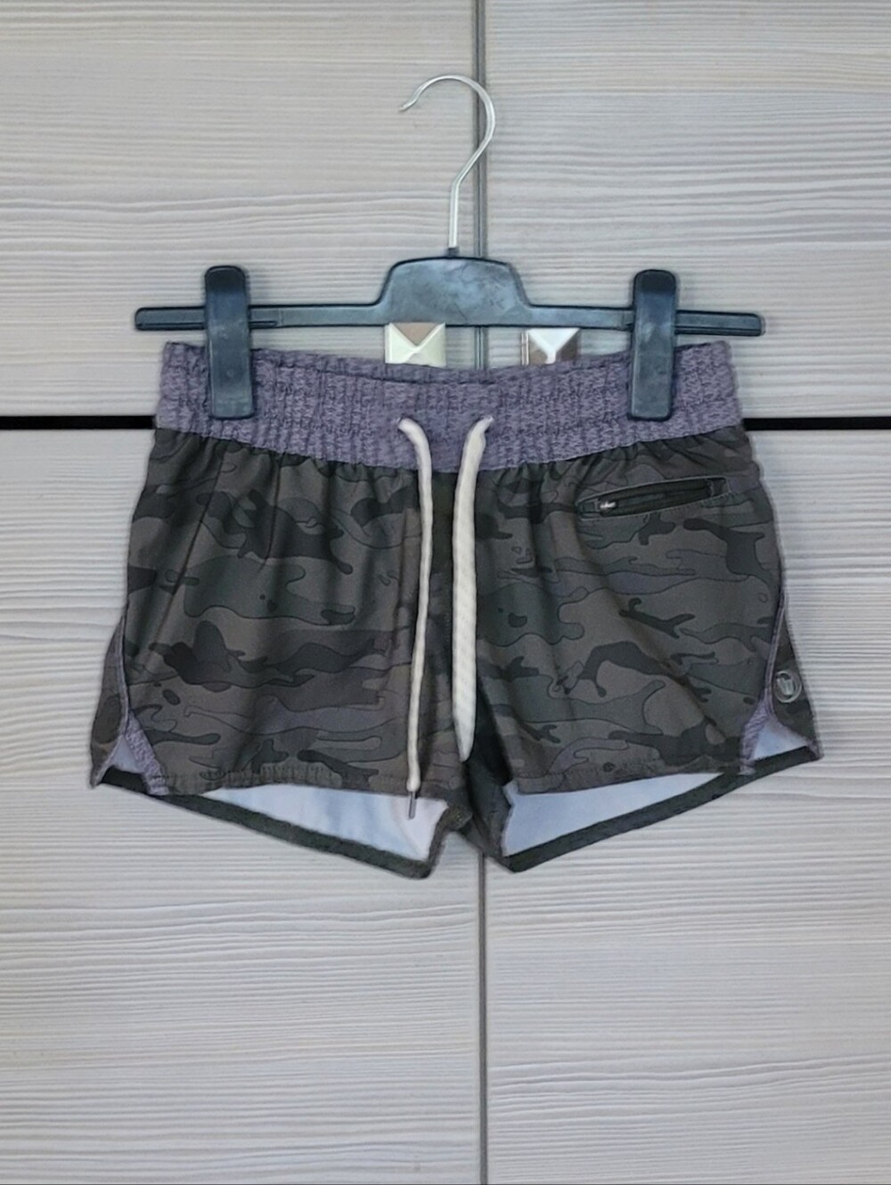 Vuori Clementine Shorts 2.5", Khaki Camo,Liner,Women's XS